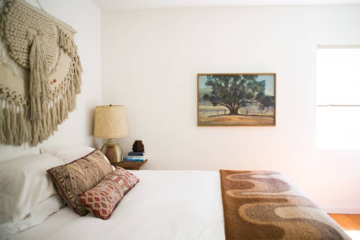 White walls in bedroom deals