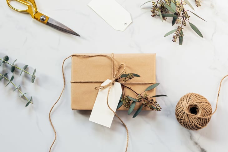 Christmas gift shop for unofficial relationship