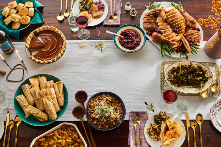 感恩节大餐，火鸡和其他食物摆在餐桌上