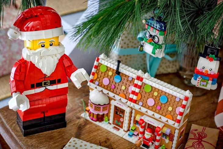 LEGO Iconic Festive Gingerbread House