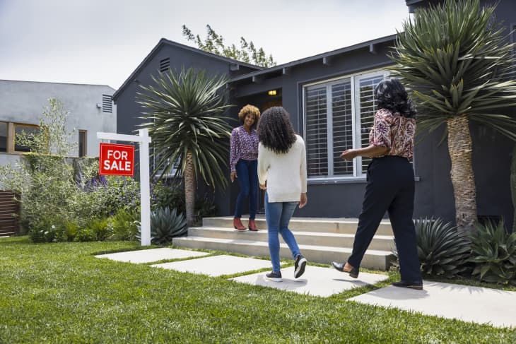 Do i have to have a real estate clearance agent to buy a house