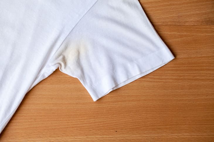 how to get rid of sweat smell on clothes with baking soda
