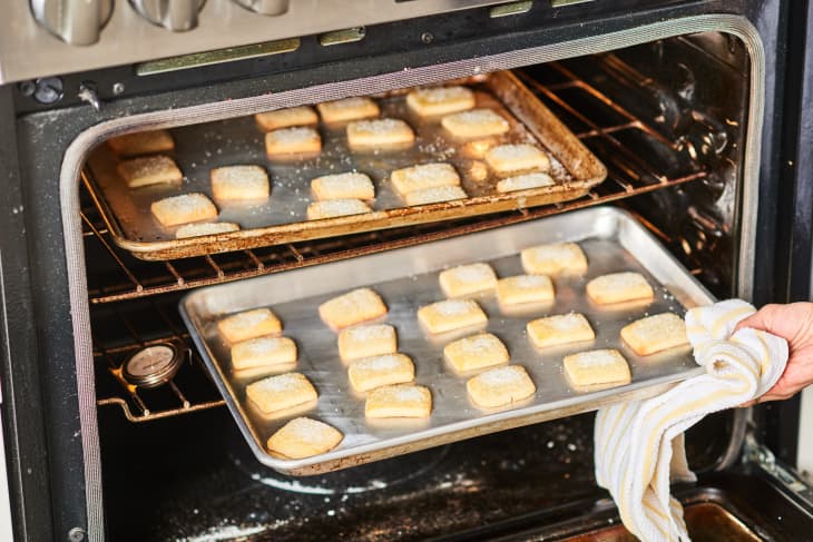 Can you put a cookie cooling rack in the oven 2025