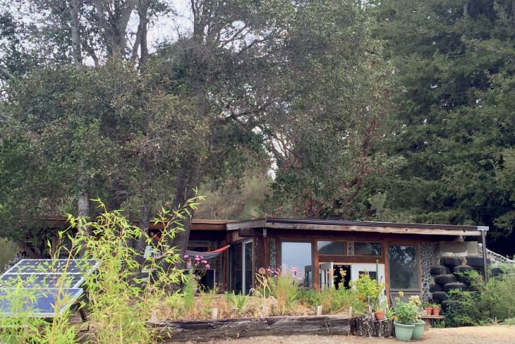 This TikToker's “Earthship” Home Is Going Viral Because It's Both Beautiful  and Incredibly Eco-Friendly | Apartment Therapy