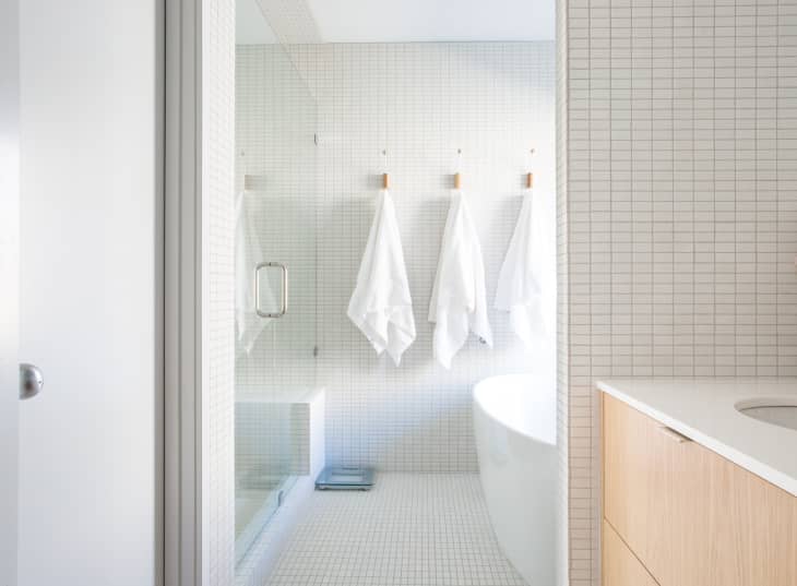 Why A White Towel Should Be A Bathroom Staple