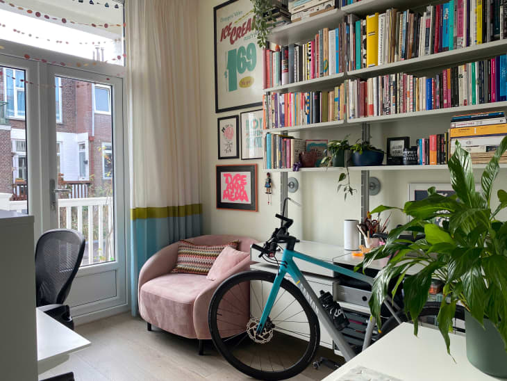 办公室的书架上有书，自行车在里面