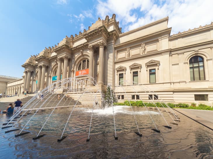 the fountain in front of the metropolitan museum of art in new york city