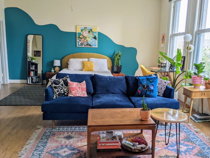 客厅和卧室与彩色的墙壁和地毯
