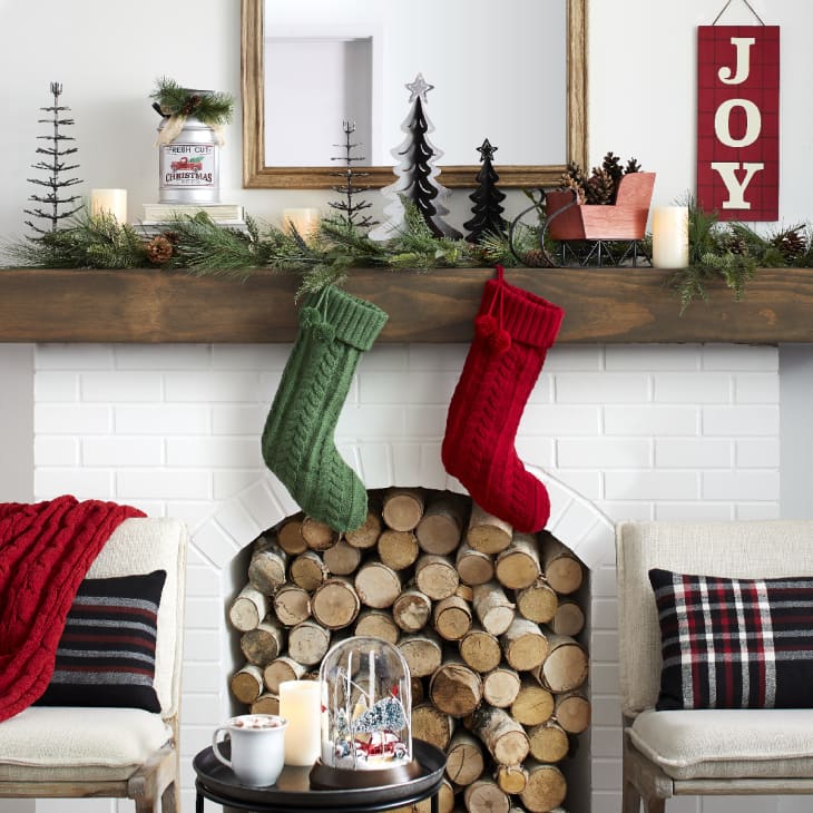 Cranberry Red Christmas Decor Trend - Holiday Decorating | Apartment ...