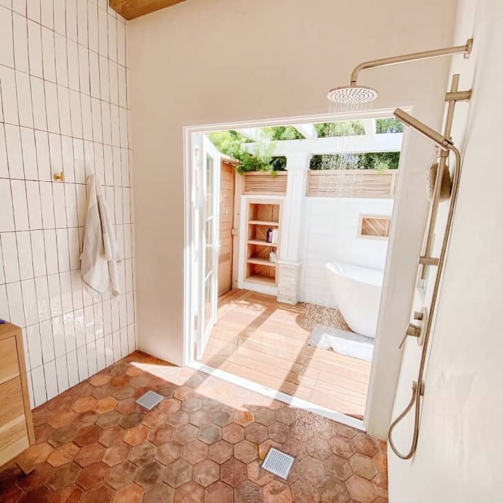 11 Beautiful Outdoor Bathrooms Indoor/Outdoor Bathrooms Ideas (With