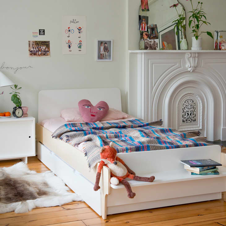 Twin size bed outlet for boy