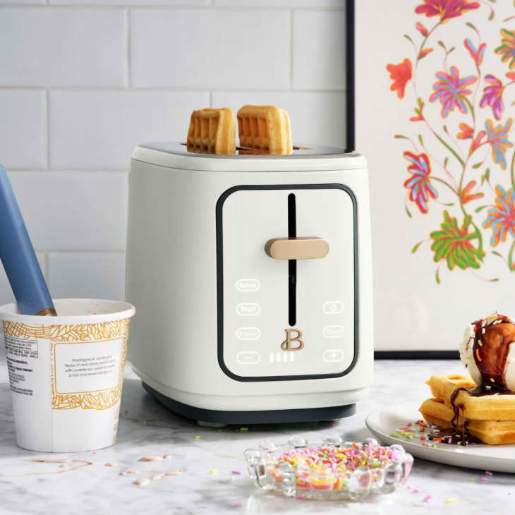 More Than 8,900  Shoppers Swear By This Compact, Retro Toaster