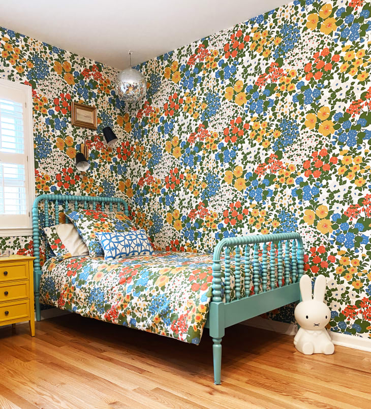 A Tween Bedroom Transforms With a Rich Floral Wallpaper ...