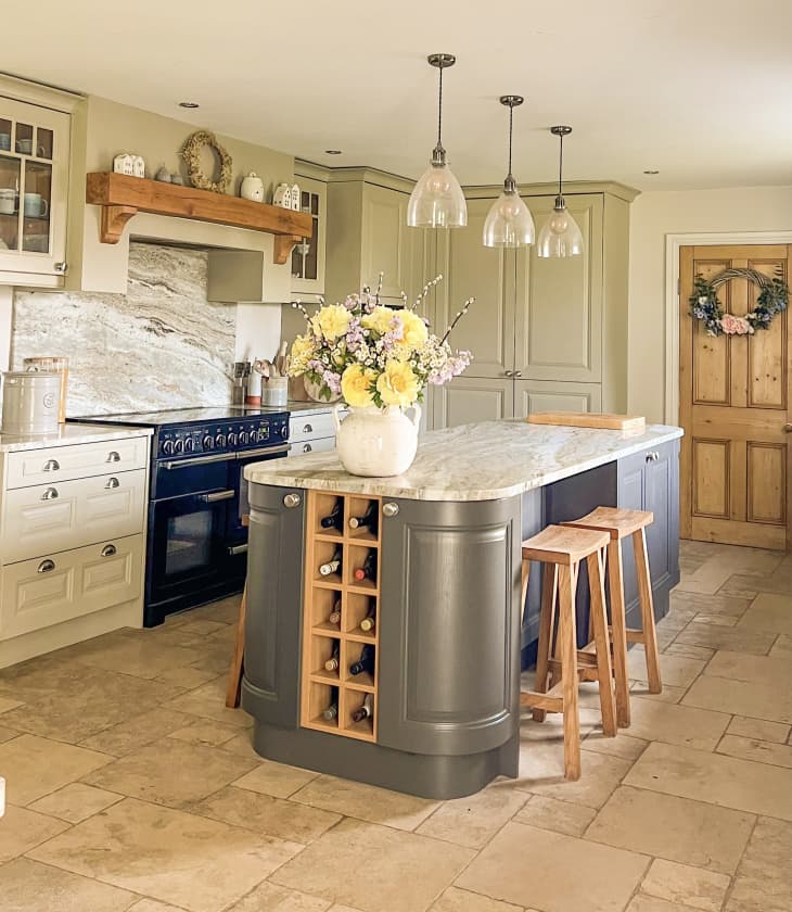 Kitchen island with stools and flowers
