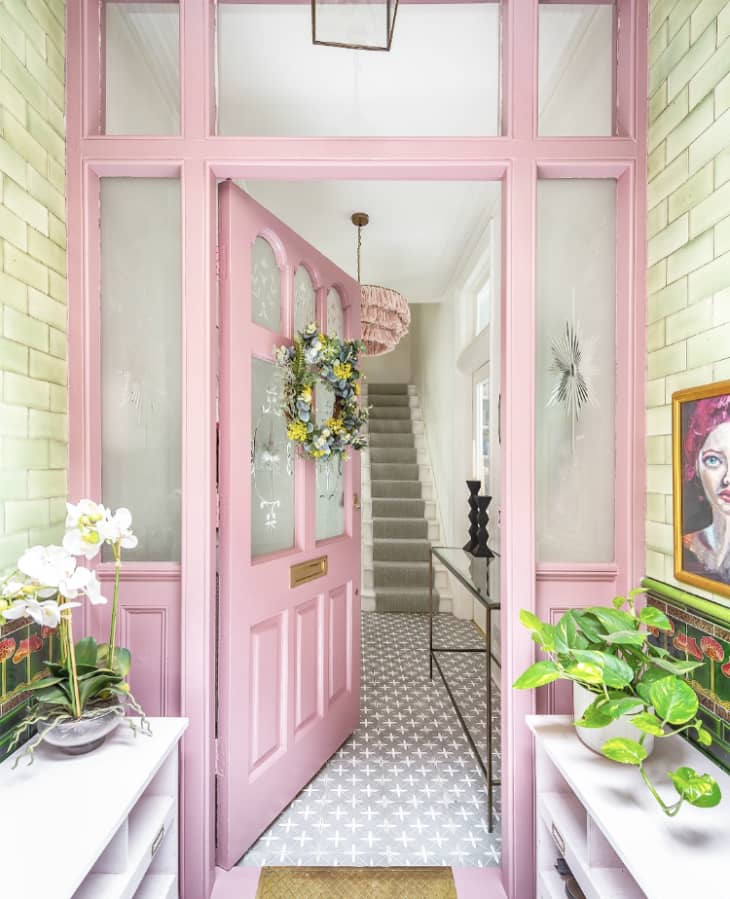 Entrada rosa a una casa en Londres