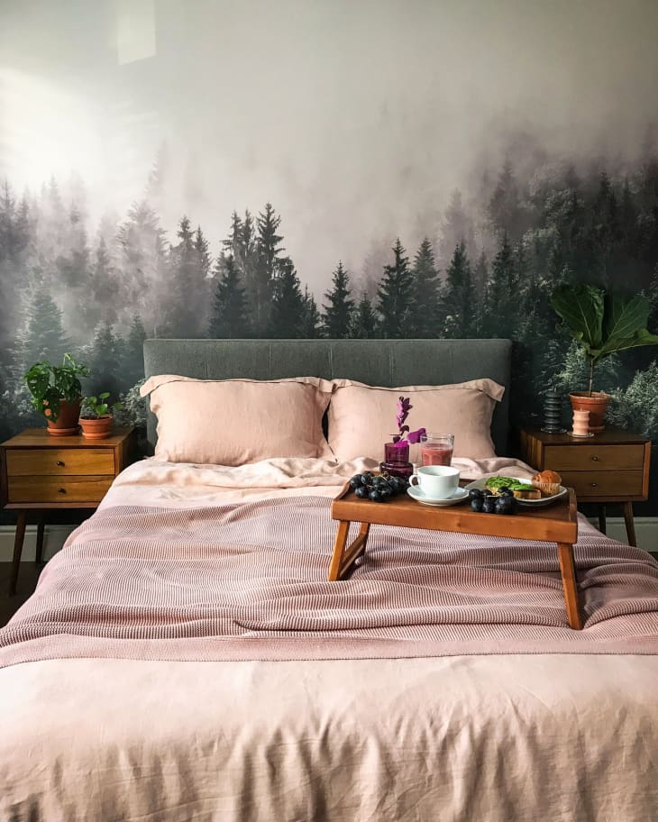 Dormitorio con papel pintado