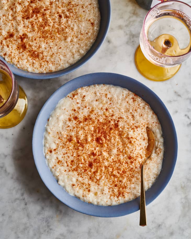 две миски ризотто на столе с напитками