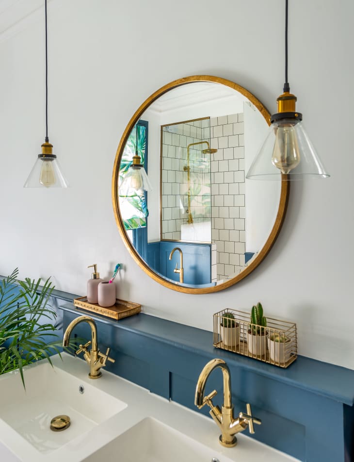 Baño colorido en una casa de Londres.