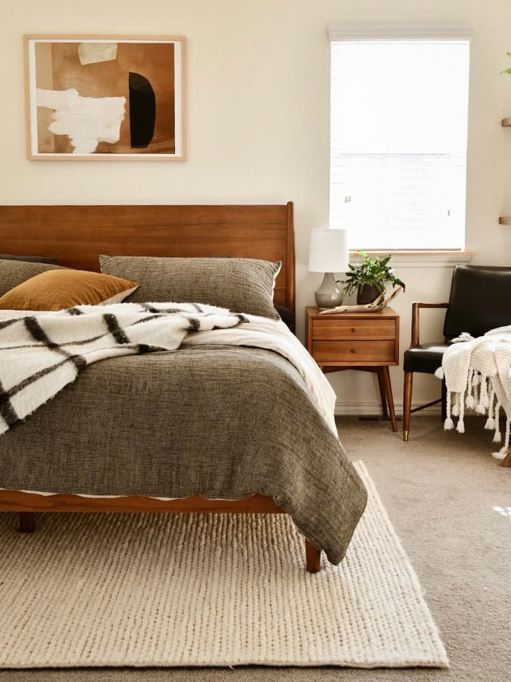 Bedroom with minimalist, textured decor