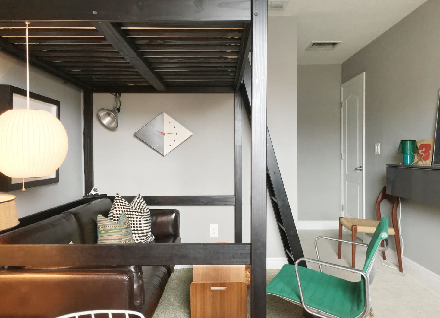 this-teenager-s-bedroom-is-essentially-a-stylish-100-square-foot-studio