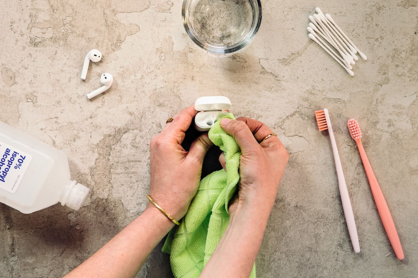 The Best Ways to Clean Apple Airpods and Airpods Pro