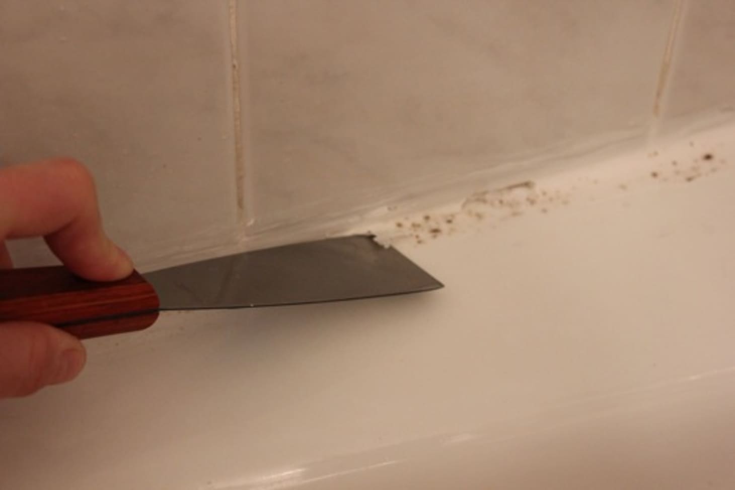 Шпатель для заделки шва между ванной и стеной