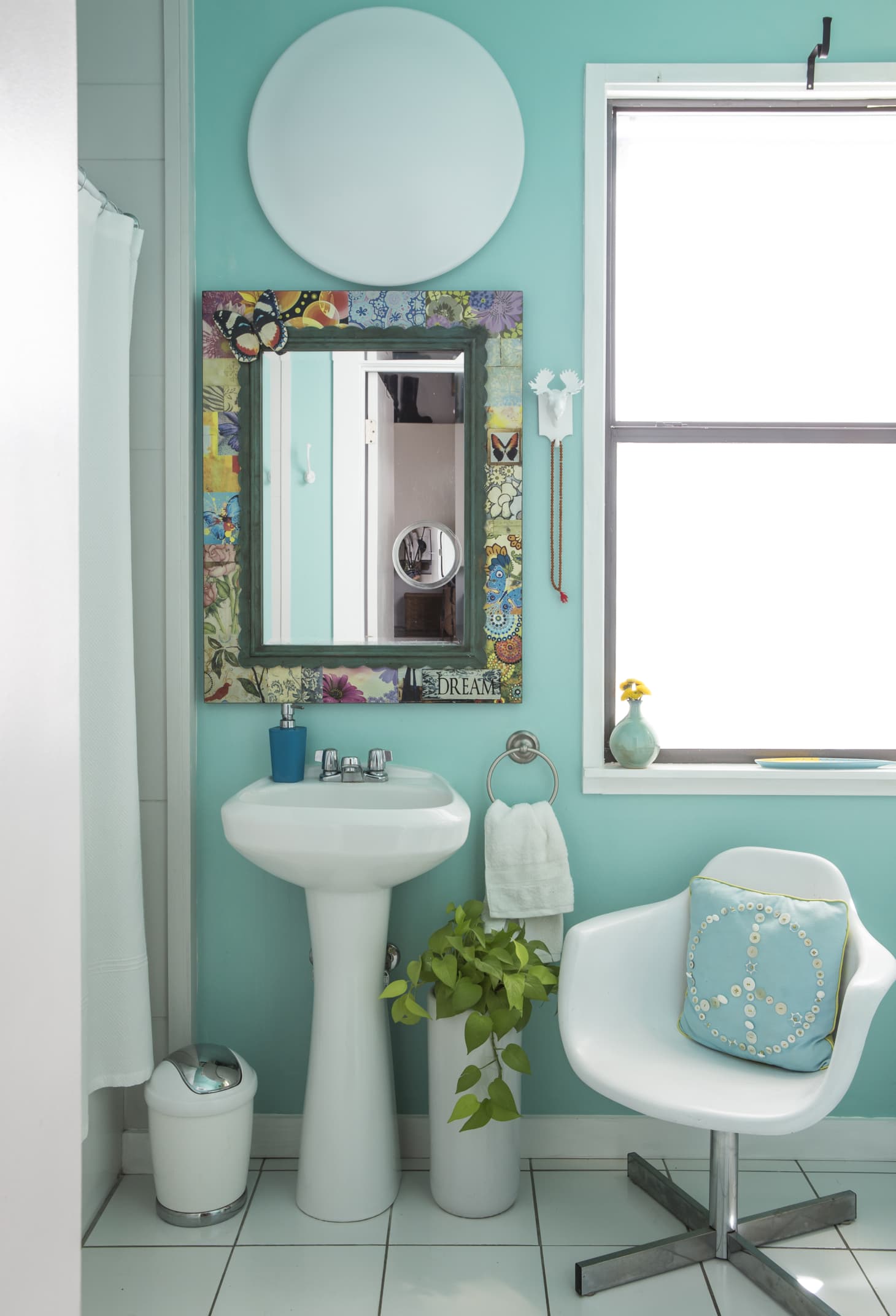 50 Best Small Bathroom Decorating Ideas - Tiny Bathroom ...