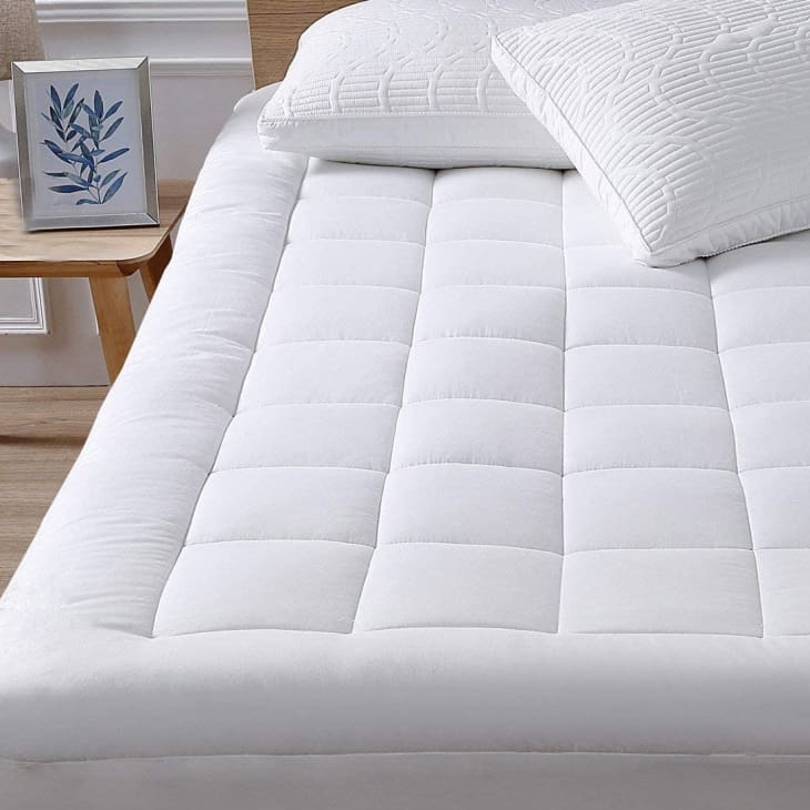 Oaskys Queen-Size Cooling Cotton Pillow-Top Mattress Topper with Down Alternative Fill at Amazon