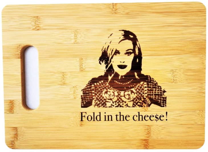 产品图片：莫拉玫瑰折叠在奶酪竹切菜板上