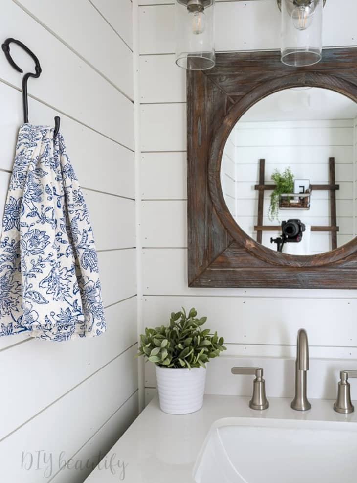 The Best Farmhouse Bathroom Decor Farmhouse Bathroom Decor Ideas Apartment Therapy