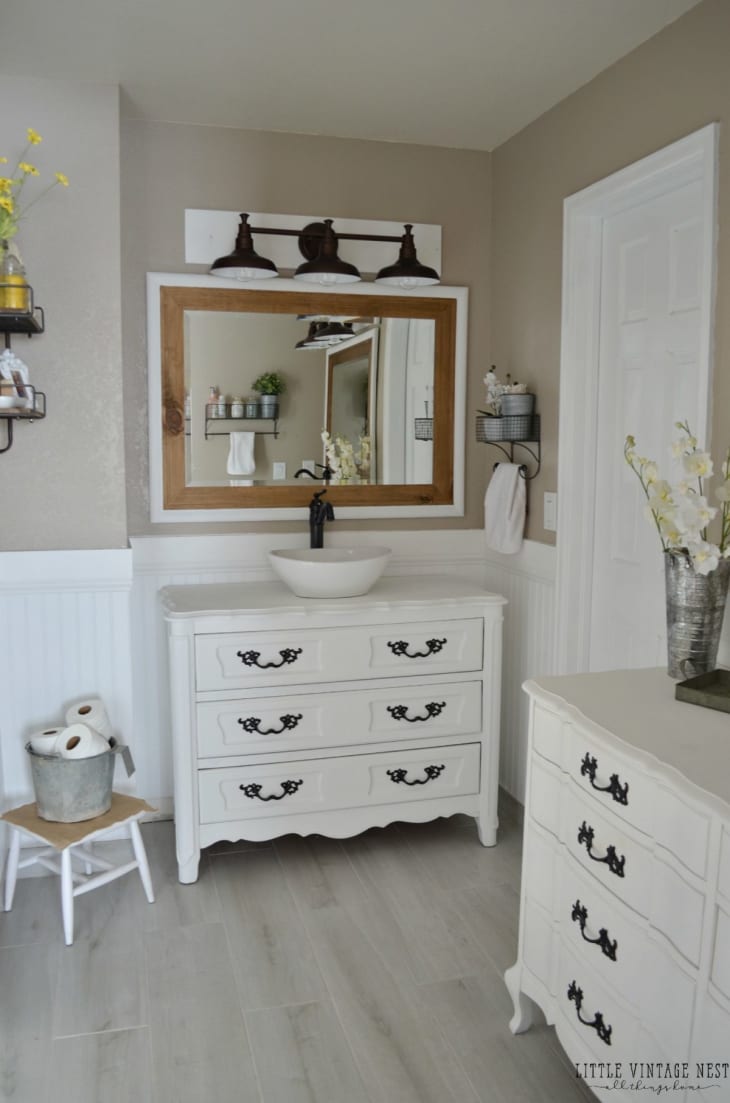 The Best Farmhouse Bathroom Decor Farmhouse Bathroom Decor Ideas Apartment Therapy