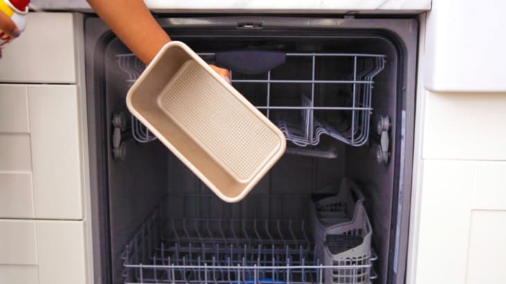 9 Ways to Survive With No Dishwasher in Your Apartment