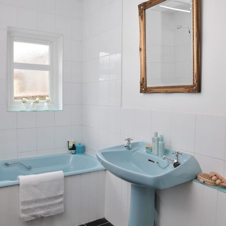 Retro Bathroom Refresh Why Older Bathroom Suites Are Still Sweet Apartment Therapy