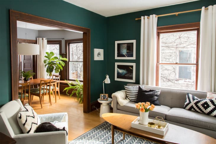 Dark Green Paint Brings a Vintage-Filled Living Room to Life – Clare