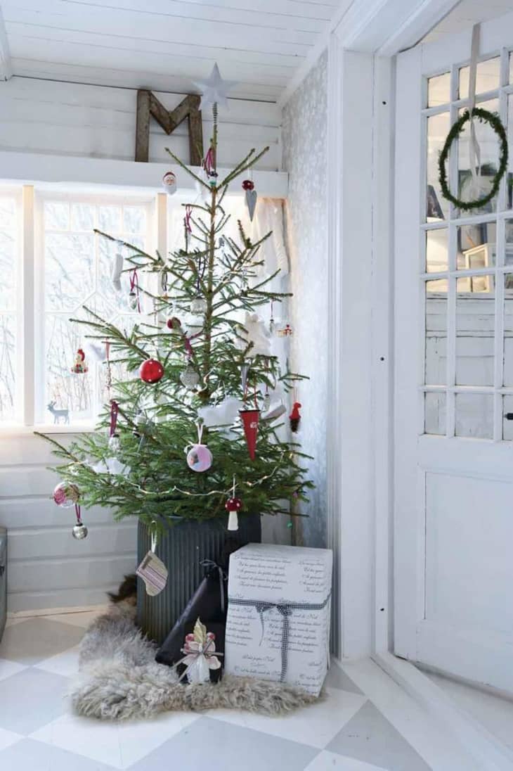 23 Christmas Decor Ideas for Small Spaces & Apartments | Apartment ...