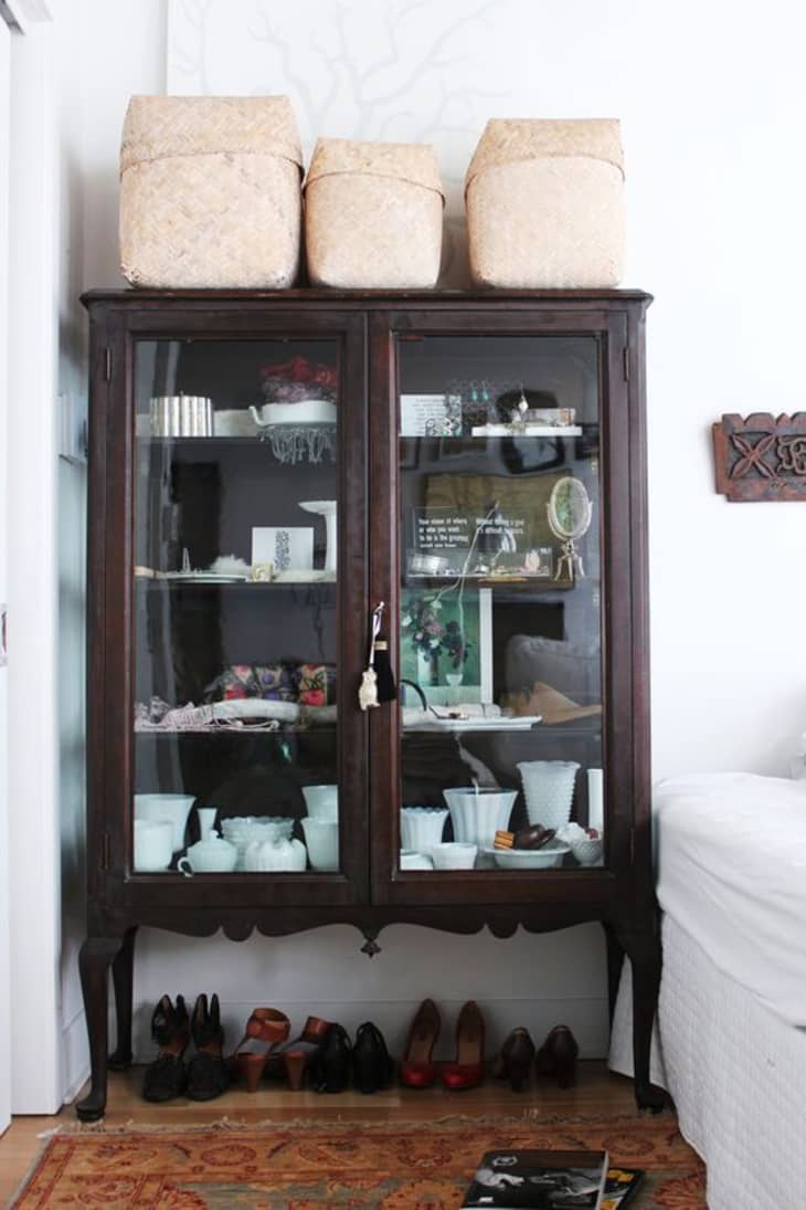 Curio Cabinet Comeback: Display Cases in Modern Rooms