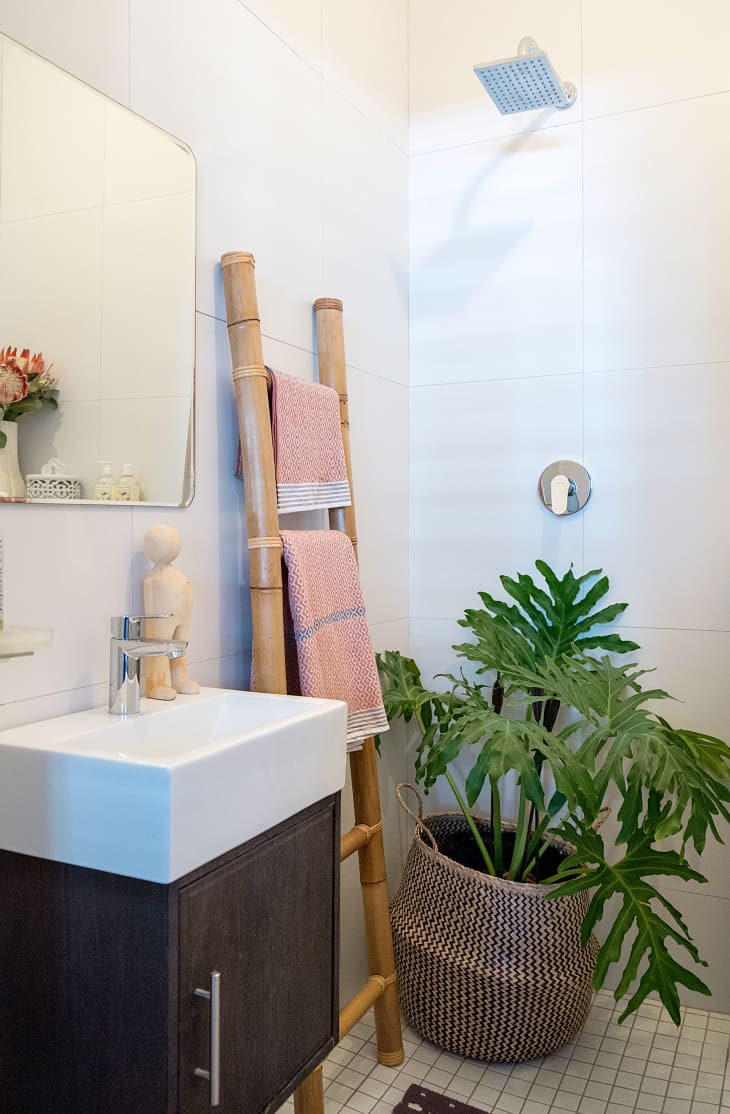 25 Smart Bathroom Towel Storage Ideas - DigsDigs