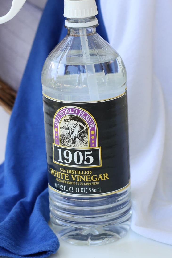 A close-up shot of Old World Flavor 1905 distilled white vinegar (32 fl oz)