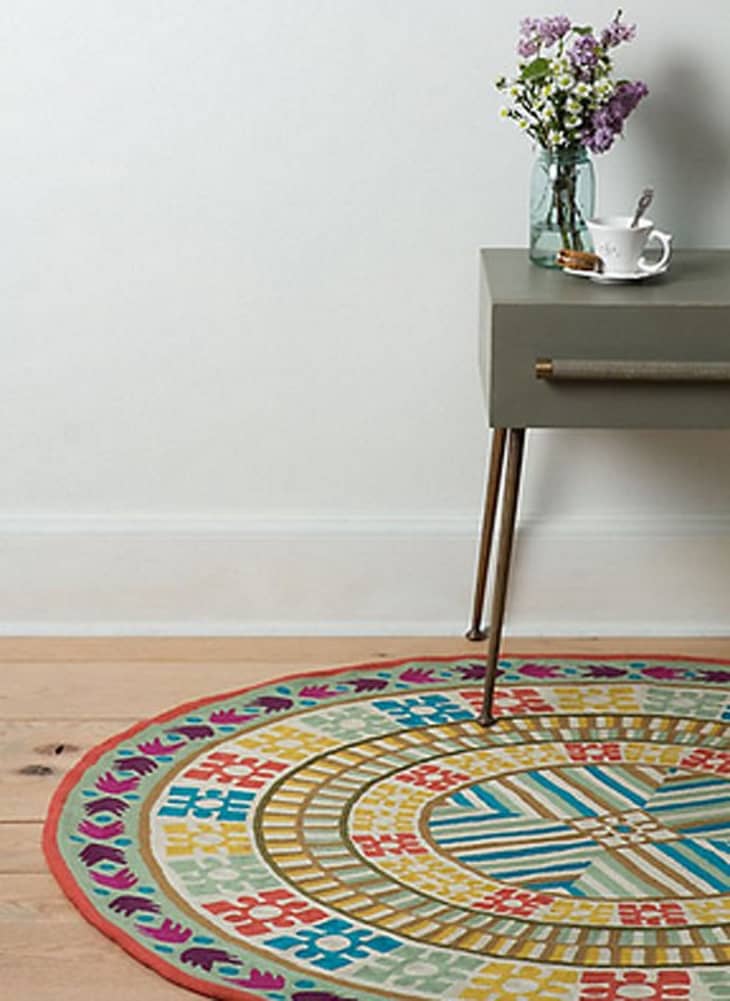 5 Ideas for Pulling Off Round Rugs Successfully & Stylishly  Rug under  kitchen table, Minimalist home, Minimalist decor