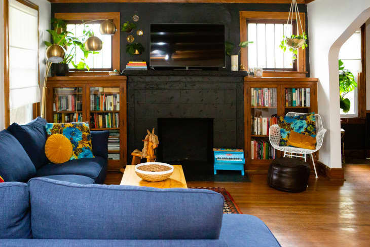 20 Gorgeous Black Living Rooms How To Use Black Walls Decor In Living Rooms Apartment Therapy