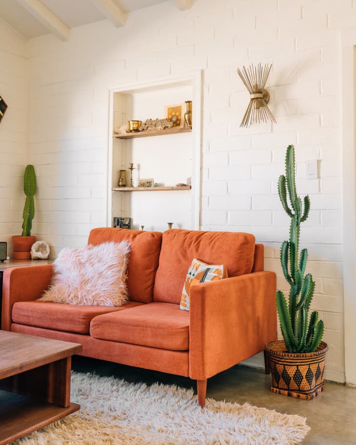 Desert Colors Interior Design / Interior Design Project In The Desert Living Room Photographs Arts And Homes By Anna Hackathorn / She found affordable, hand woven baskets along with woven bench to create a unique wall.