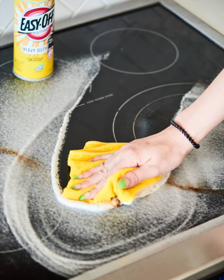 The Best Supplies For Cleaning an Oven