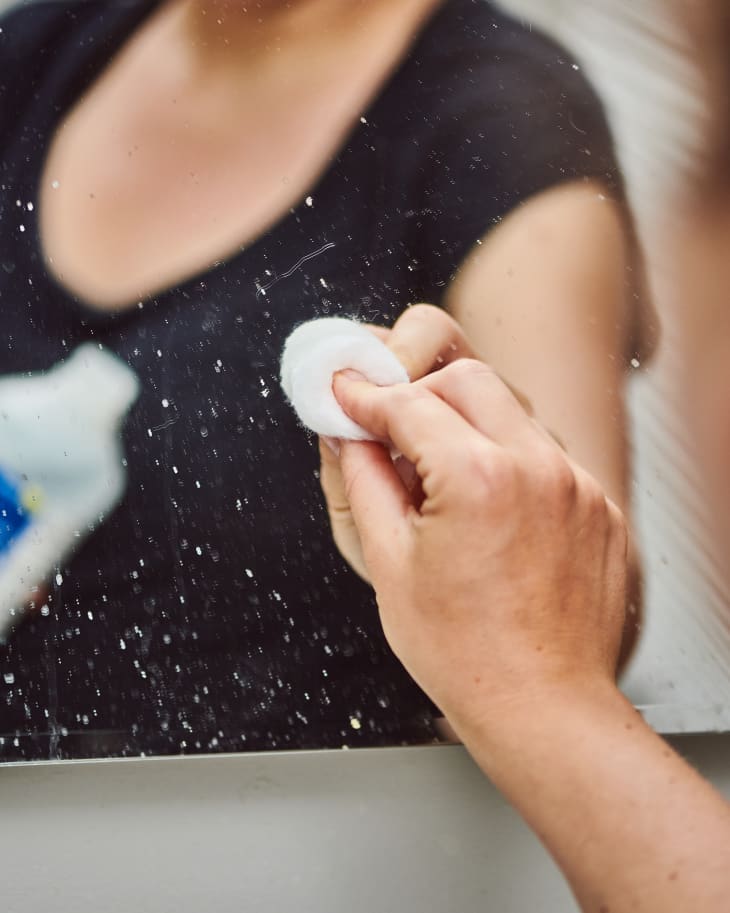 The Best Way To Clean Mirrors (No More Streaks!)