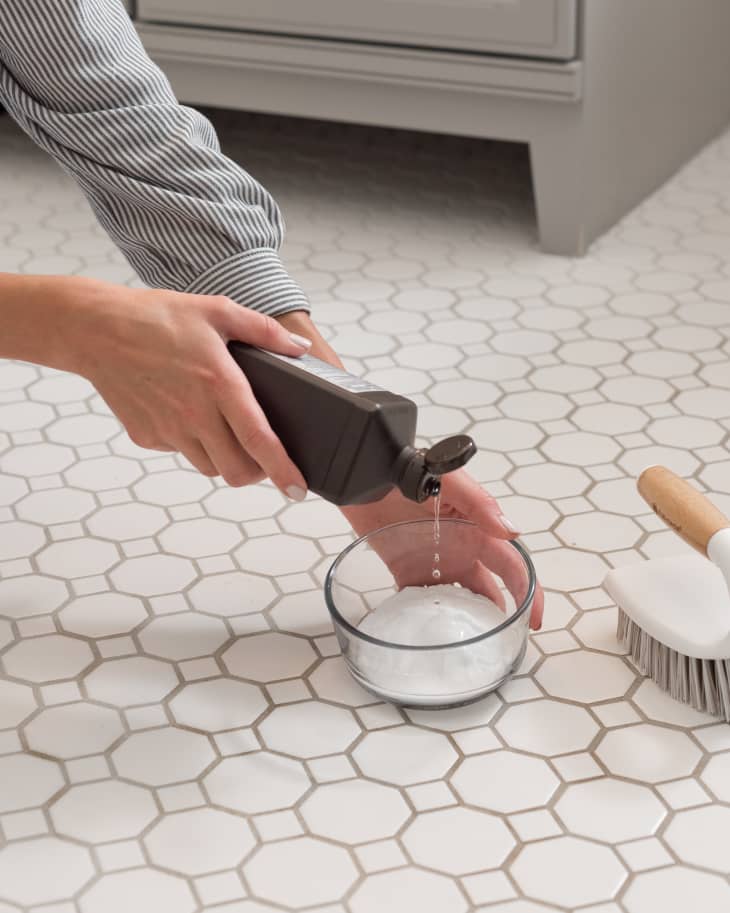 How to Clean a Ceramic Tile Floor and Grout  Ladrilhos de cerâmica,  Limpeza de pisos, Limpadores de chão