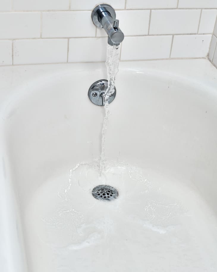 Rinsing tub with water to get rid of cleaning agents