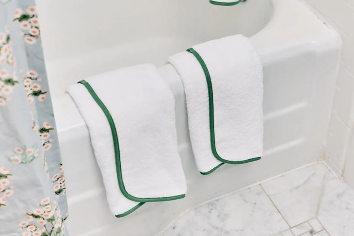 https://cdn.apartmenttherapy.info/image/upload/f_auto,q_auto:eco,w_730/at%2Fgreen-piping-weezie-towels