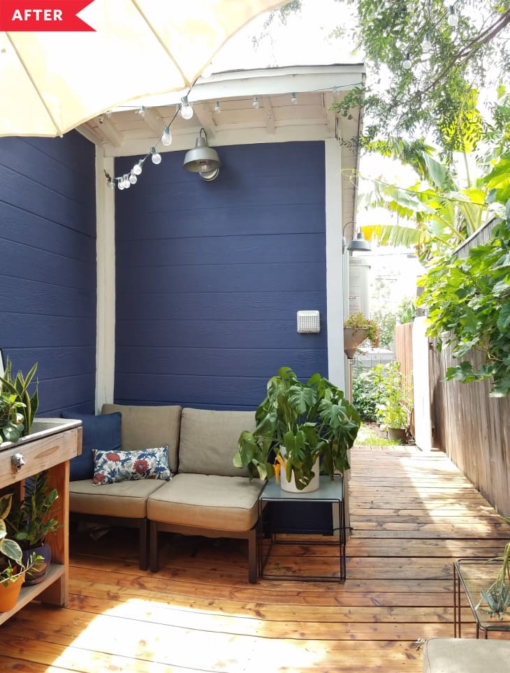 后:后院与新鲜的木甲板，家具，和围栏