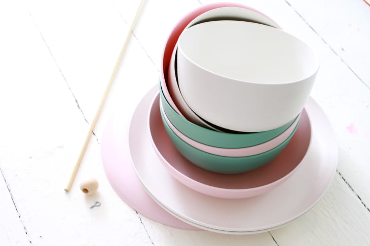 制作现代喂鸟器的用品，包括一堆碗和盘子，一个木销和木销帽。