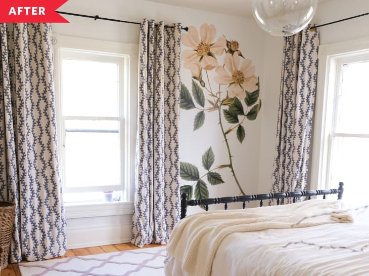 后:白色的卧室与花卉贴花，黑色的床架，图案窗帘，地球仪吊灯