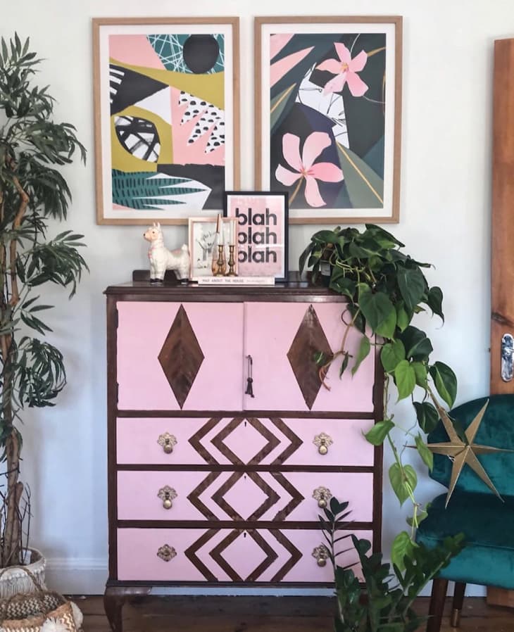 桃花心木橱柜漆上粉红色和金色的几何设计